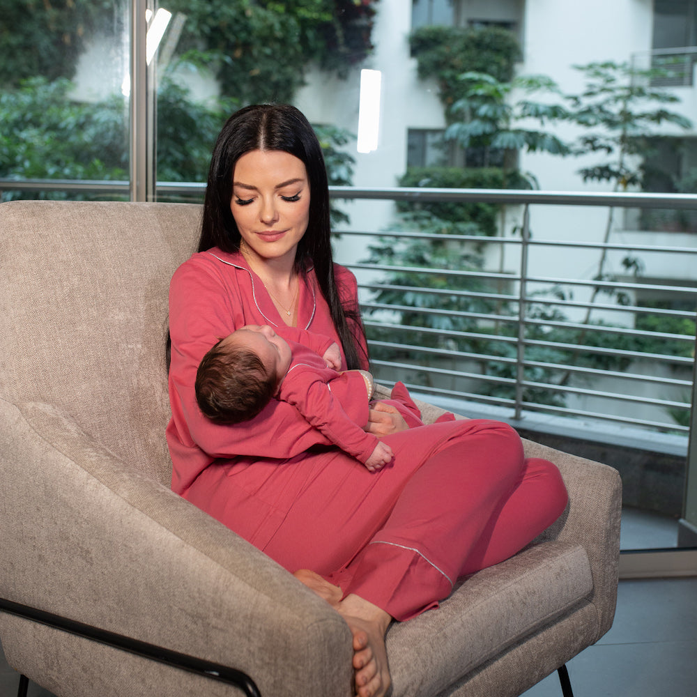 Night - Pyjama de maternité en satin avec bordures détachable à plumes  synthétiques - Crème et pois roses